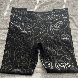 Black rose print leggings